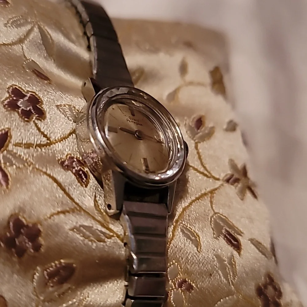 Vintage Girard Perregaux‎ Ladies Silvertone Mechanical Wind-Up Watch Not Working